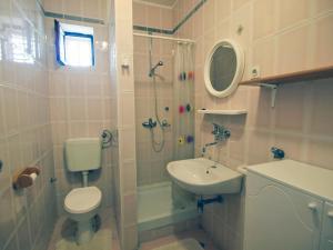 łazienka z toaletą, umywalką i prysznicem w obiekcie Apartment Zdenko-3 by Interhome w mieście Kali