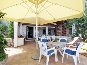 Patio nebo venkovní prostory v ubytování Holiday Home Mirta by Interhome