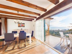 jadalnia ze stołem i krzesłami oraz balkonem w obiekcie Holiday Home Puig Romani-2 by Interhome w mieście Platja  d'Aro