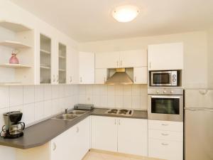 Kuchyňa alebo kuchynka v ubytovaní Apartment Plavac Mali-1 by Interhome + 21 fotografií