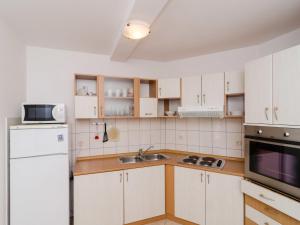 Kuchyň nebo kuchyňský kout v ubytování Apartment Plavac Mali-5 by Interhome