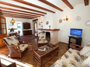 een woonkamer met meubilair en een televisie bij Holiday Home Els Pins by Interhome in Benissa