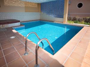 una gran piscina con dos barras metálicas. en Apartment Raquel by Interhome en Calpe