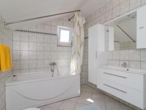 Koupelna v ubytování Apartment Plavac Mali-5 by Interhome