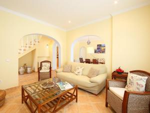 sala de estar con sofá y mesa en Villa Azul by Interhome, en Calpe