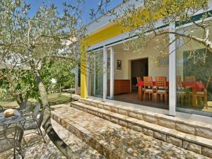 Zahrada ubytování Villa Yellow House by Interhome