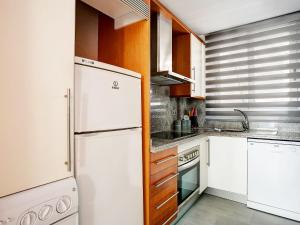 デニアにあるApartment Elegance Plus-2 by Interhomeのキッチン(白い家電製品、木製キャビネット付)