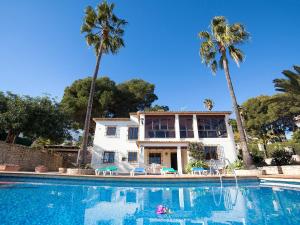 dom z palmami i basenem w obiekcie Holiday Home Els Pins by Interhome w mieście Benissa