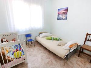 ein Schlafzimmer mit 2 Betten und einem Kinderbett in der Unterkunft Holiday Home Rosa by Interhome in Cambrils