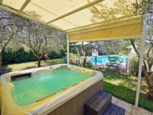 Bazén v ubytování Villa Yellow House by Interhome nebo v jeho okolí