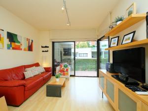 TV a/nebo společenská místnost v ubytování Apartment Jardins Sa Boadella by Interhome