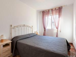 1 dormitorio con cama y ventana en Apartment Cascadas de la Marina-2 by Interhome, en Denia