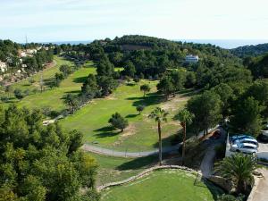 una vista aérea de un parque con palmeras y coches en Apartment Los Lirios III by Interhome, en Altea la Vieja