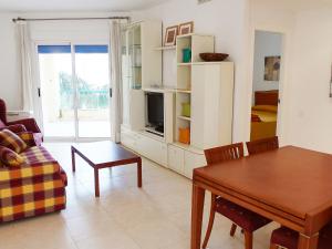 sala de estar con sofá y mesa en Apartment Las Dunas-4 by Interhome, en Denia