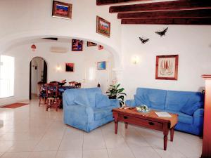 Monte PegoにあるVilla Ma-Nita by Interhomeのリビングルーム(青いソファ、テーブル付)