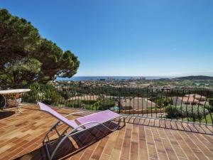 un sillón morado en una terraza con vistas en Holiday Home Puig Romani-1 by Interhome, en Platja d'Aro