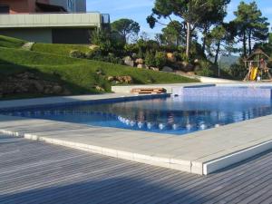 Bazén v ubytování Apartment Jardins Sa Boadella by Interhome nebo v jeho okolí