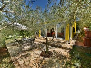 Zahrada ubytování Villa Yellow House by Interhome