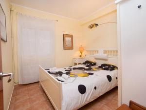バルセロナにあるApartment Sardenya - Casp by Interhomeのベッドルーム(白黒のベッド1台付)
