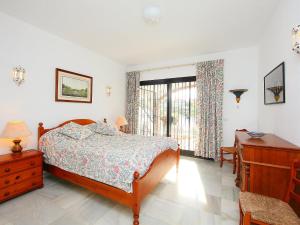 Sitio de CalahondaにあるVilla Villa Cielo by Interhomeのベッドルーム(ベッド1台、窓付)