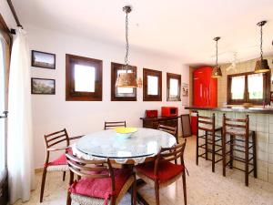 モライラにあるHoliday Home Krumel by Interhomeのキッチン、ダイニングルーム(テーブル、椅子付)