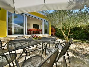 Fotografie z fotogalerie ubytování Villa Yellow House by Interhome v destinaci Zadar