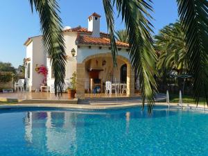 Bazén v ubytování Holiday Home El Paradiso by Interhome nebo v jeho okolí