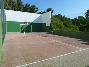 Tenis alebo squash v ubytovaní Holiday Home Mijas Beach by Interhome alebo jeho okolí