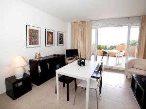 sala de estar con mesa blanca y sillas en Apartment Los Lirios III by Interhome, en Altea la Vieja