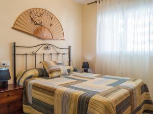 Apartment Las Terrazas by Interhome في مربلة: غرفة نوم بسرير كبير ونافذة