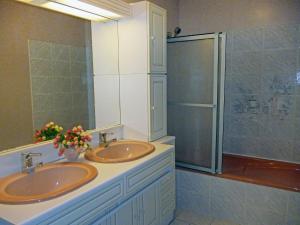 Phòng tắm tại Holiday Home Domaine de Saint Martin by Interhome