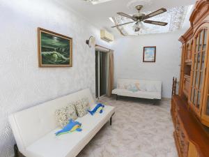 ein Wohnzimmer mit einer weißen Couch mit zwei blauen Vögeln darauf in der Unterkunft Holiday Home Rosa by Interhome in Cambrils