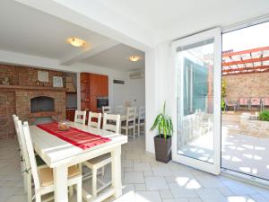 una sala da pranzo con tavolo e camino di Villa Marina by Interhome a Betina