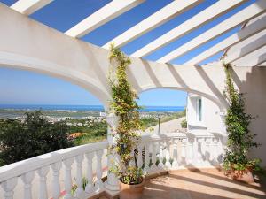 Monte Pego的住宿－Villa Puesta del Sol by Interhome，海景白色阳台