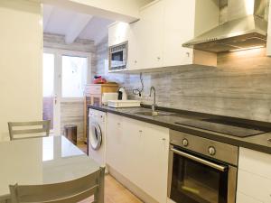 Η κουζίνα ή μικρή κουζίνα στο Holiday Home Cofitsa by Interhome