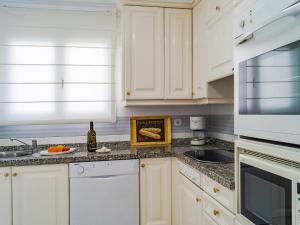 Kuchyňa alebo kuchynka v ubytovaní Holiday Home Mijas Beach by Interhome