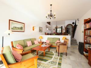 Sitio de CalahondaにあるVilla Villa Cielo by Interhomeのリビングルーム(ソファ2台、テーブル付)