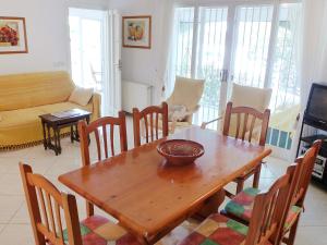 デニアにあるHoliday Home Vicente by Interhomeのリビングルーム(木製テーブル、椅子付)