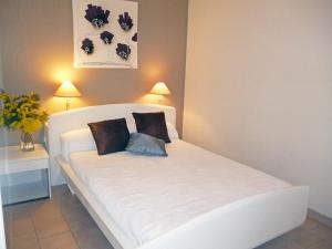 A bed or beds in a room at Holiday Home Domaine de Saint Martin by Interhome