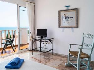 Televízia a/alebo spoločenská miestnosť v ubytovaní Holiday Home Mijas Beach by Interhome