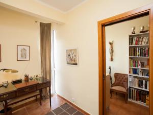 Zimmer mit einem Schreibtisch, einem Stuhl und einem Bücherregal in der Unterkunft Apartment Sardenya - Casp by Interhome in Barcelona