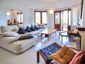 ein Wohnzimmer mit einem Sofa und einem Tisch in der Unterkunft Villa Clementina by Interhome in Monte Pego