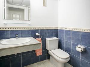 uma casa de banho com um WC e um lavatório em Apartment Keops by Interhome em Casas Devesa