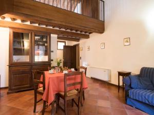 comedor con mesa y sofá azul en Apartment Montecorneo-5 by Interhome en Montebello
