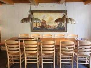 une salle à manger avec une table et des chaises en bois dans l'établissement Villa Voc-Huys by Interhome, à Enkhuizen 9 autres photos