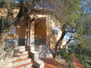 een huis met een trap naar de voordeur bij Holiday Home Villa Sara by Interhome in Finale Ligure