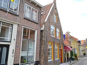 een rij bakstenen gebouwen op een straat bij Villa VOC-Huys by Interhome in Enkhuizen