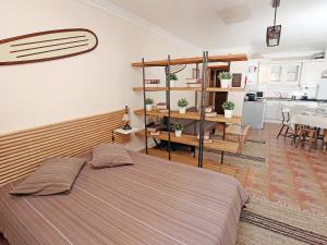 1 dormitorio con 1 cama y comedor en Studio studio Ericeira by Interhome, en Ericeira