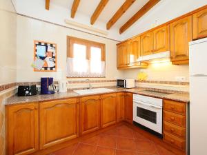 A kitchen or kitchenette at Holiday Home Del Azahar by Interhome