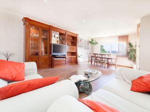 un salon avec deux canapés blancs et une télévision dans l'établissement Holiday Home Mas Ambros by Interhome, à Calonge